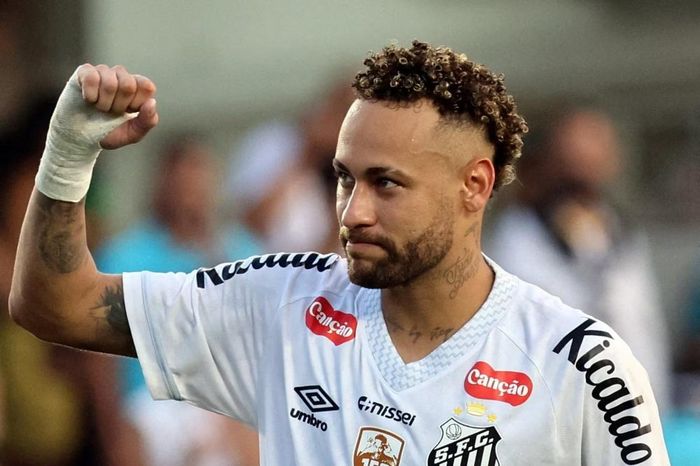 Neymar trêu ngươi đối thủ rồi nhận thẻ vàng