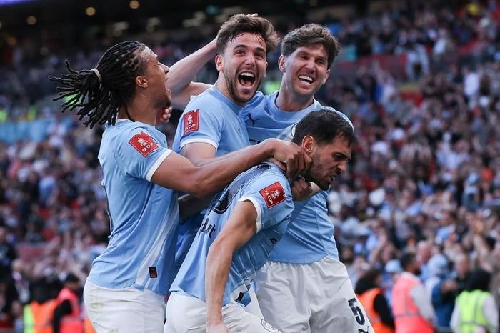 Ngược dòng ngoạn mục, Man City sáng cửa giành cú ăn ba
