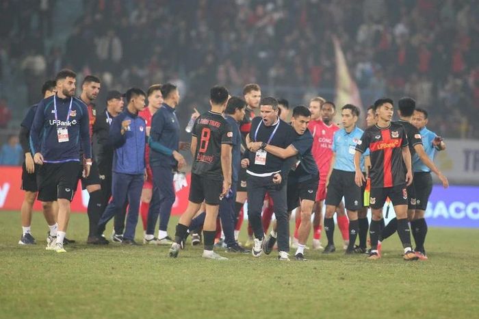 Ninh Bình FC để lại hình ảnh phản cảm sau thất bại trước CAHN; Man City hụt hơi, Man Utd kịch tính vào top 4