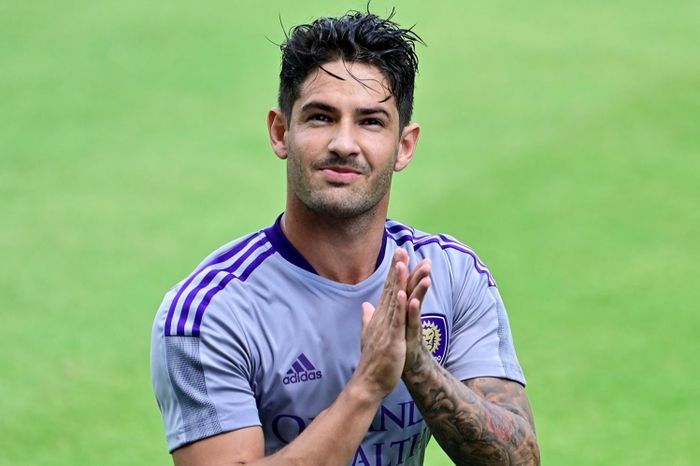 Pato đàm phán mua đội bóng Anh