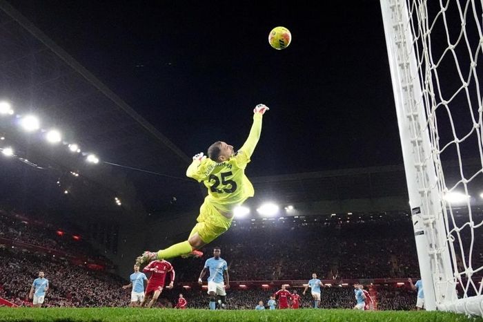 Pep ôm đầu và khoảnh khắc nói thật về Man City