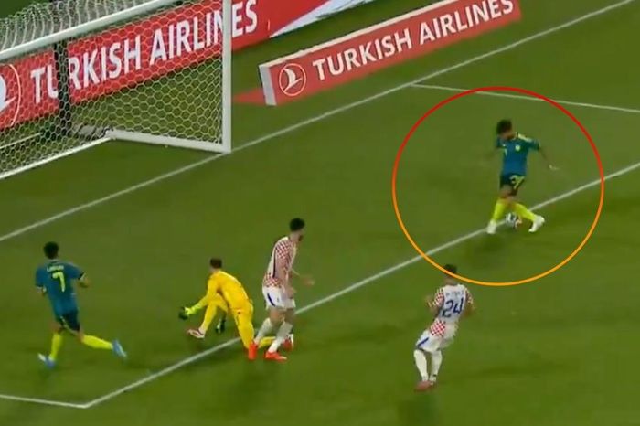 Pha bỏ lỡ khó tin của Luis Suarez