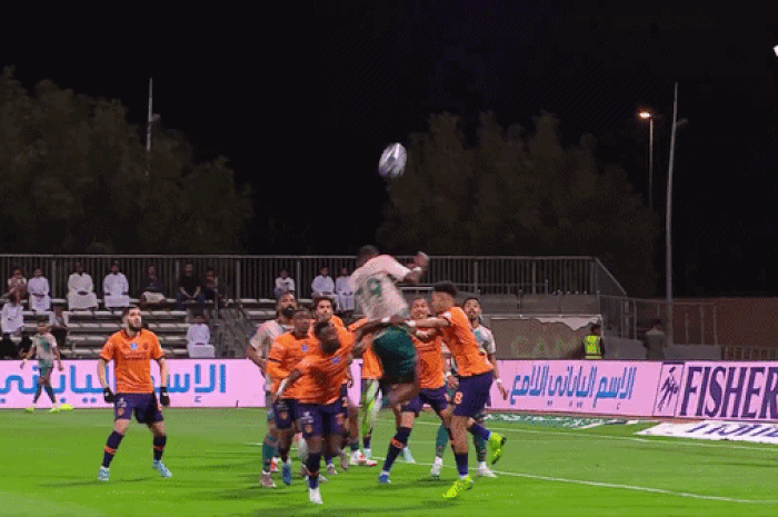 Pha bóng thổi bùng tranh cãi ở Saudi Pro League: Ronaldo không làm gì cũng bị vạ lây