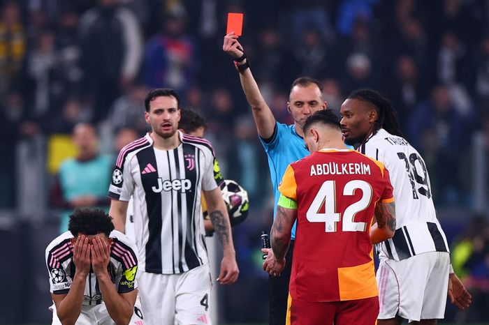 Pha bóng tranh cãi dữ dội ở Champions League