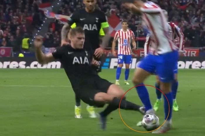 Pha vào bóng kinh hoàng khiến CĐV Tottenham bức xúc