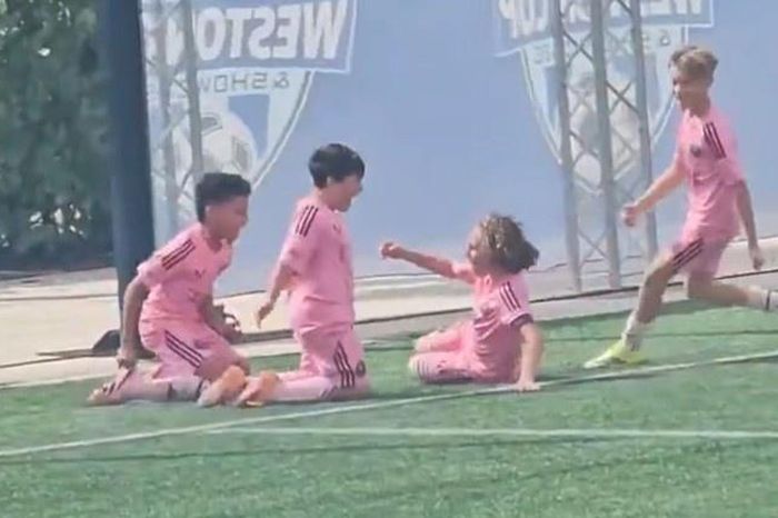 Phản ứng của Messi khi con trai ghi bàn