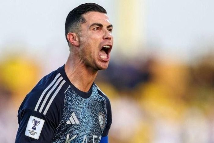 Phản ứng của Ronaldo khi fan gọi tên Messi