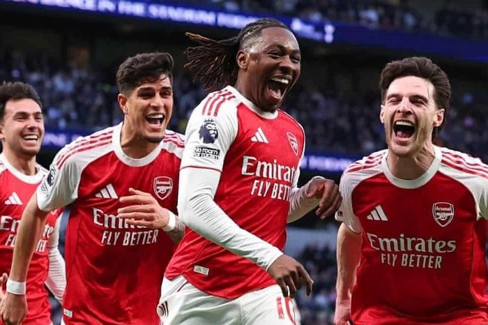 Pháo thủ đáp trả Man City bằng chiến thắng hủy diệt Tottenham