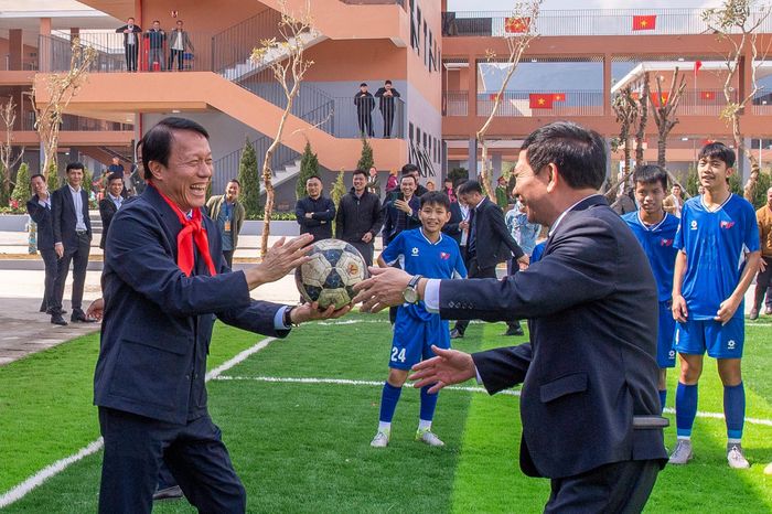 Phút ngẫu hứng của Bộ trưởng Quốc phòng và Bộ trưởng Công an