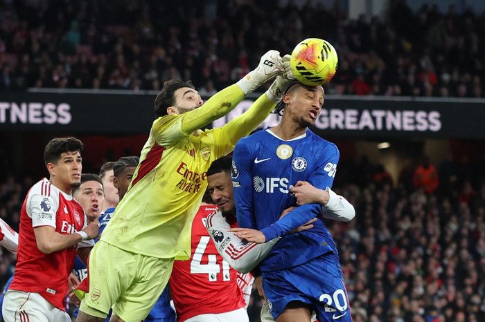 Premier League biến vòng cấm thành 'sàn đấu vật'?