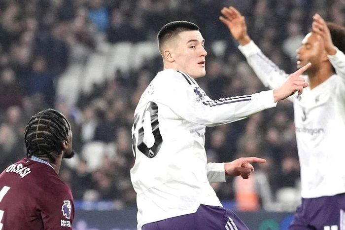 Premier League: M.U thoát thua phút bù giờ, Chelsea tiếc nuối