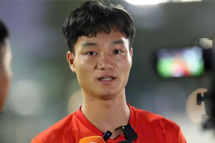 Quả bóng đầu tiên làm bằng giấy vụn của tiền vệ Nguyễn Xuân Bắc