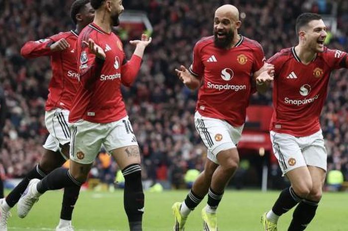 Quật ngã Tottenham, Man United bay cao với Top 4 Ngoại hạng Anh