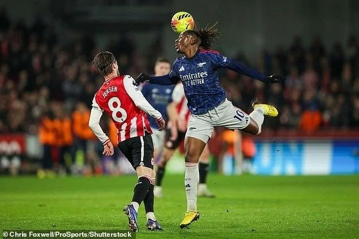 Ra sân với trang phục lạ, Arsenal bị đề nghị 'trừ 12 điểm'