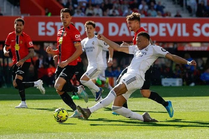 Real Madrid lạc lối, cuộc đua La Liga nghiêng về Barcelona