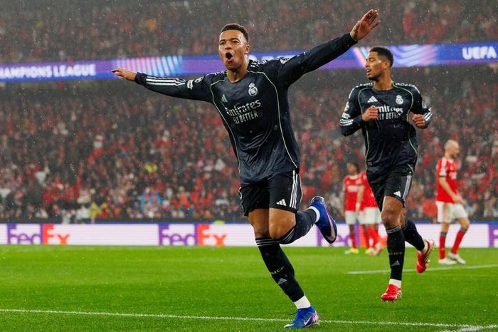 Real Madrid và PSG rơi xuống play-off, Benfica tạo địa chấn