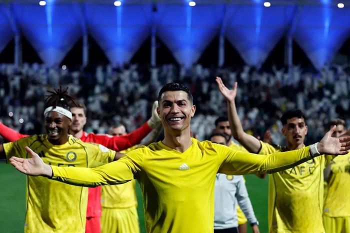 Ronaldo bùng nổ sau 'nổi loạn': Hết giận rồi thương?