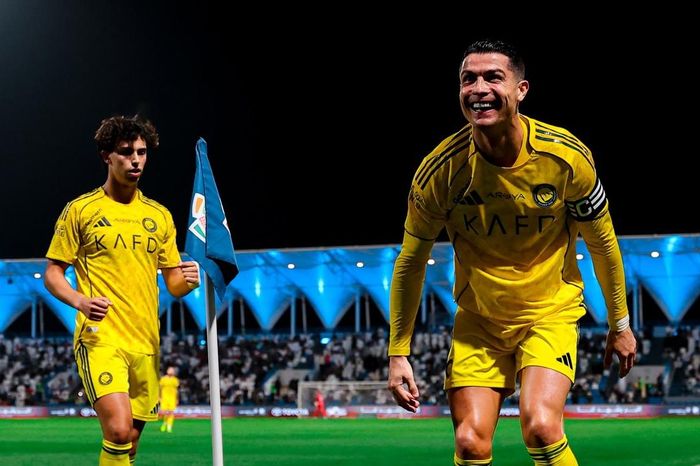 Ronaldo cán cột mốc ấn tượng, tiến gần hơn tới mục tiêu 1000 bàn thắng