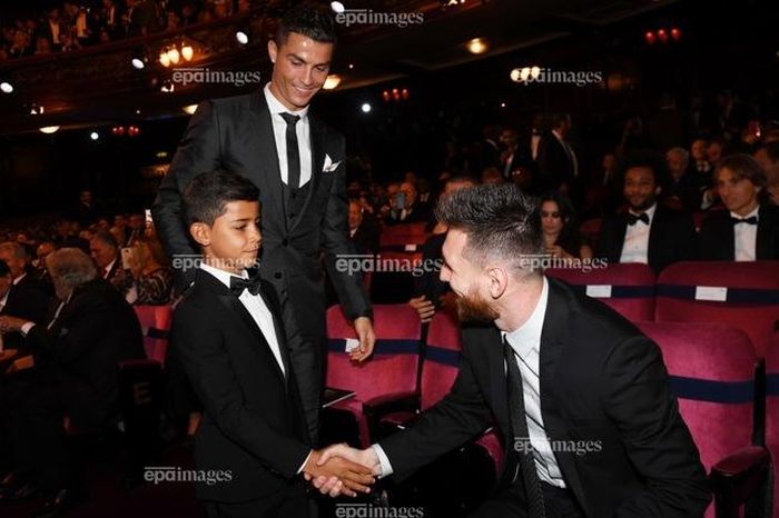 Ronaldo sắp trở thành đồng đội với… con trai