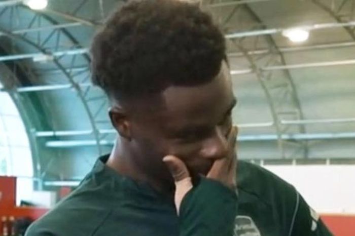 Saka kìm nén nước mắt khi nhận quà đặc biệt trong ngày trọng đại