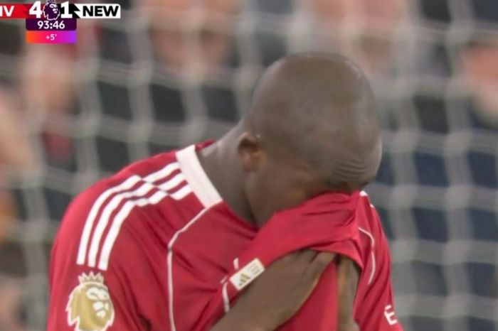 Sao Liverpool khóc nức nở