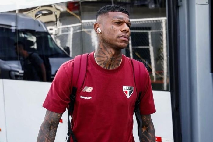 Sao World Cup bỏ giải Brazil vì trốn nợ