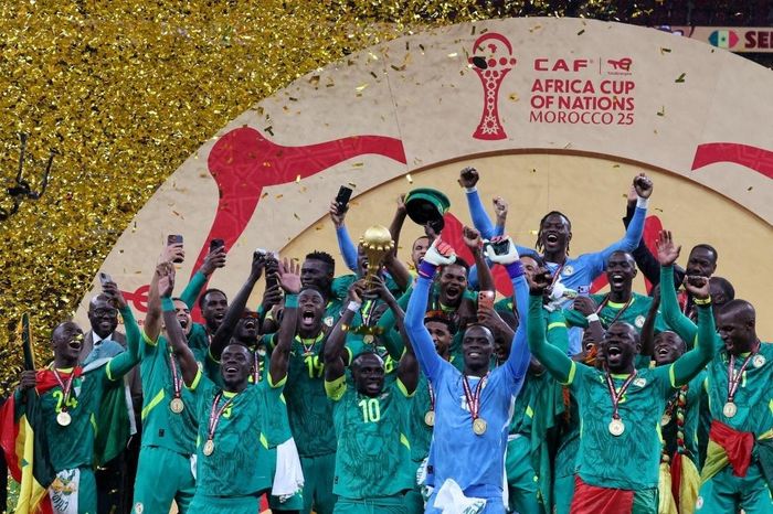 Senegal vẫn diễu hành cúp AFCON dù bị tước danh hiệu