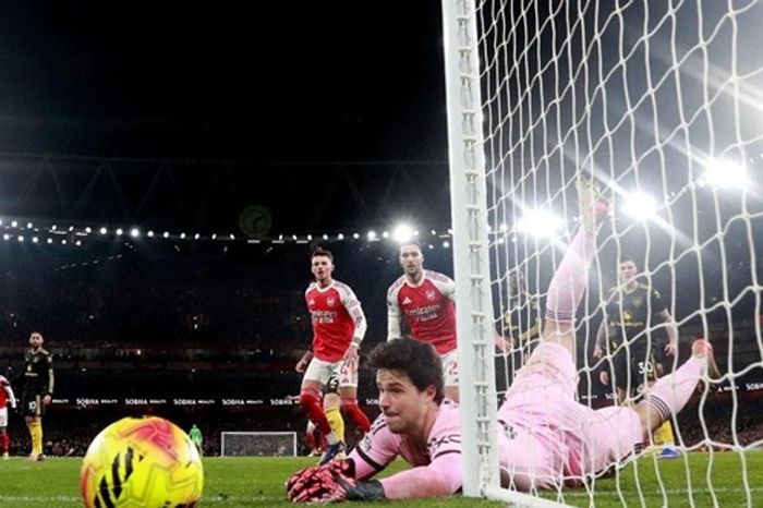 Senne Lammens rực sáng giúp Manchester United đánh bại Arsenal 3-2 ngay tại Emirates