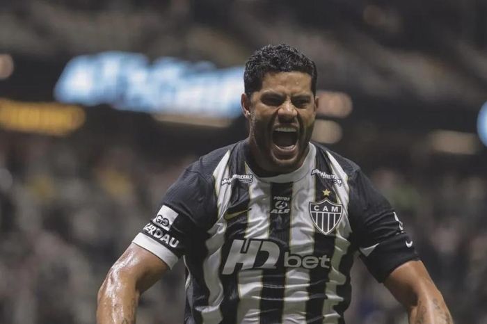 Siêu phẩm đá phạt của Hulk