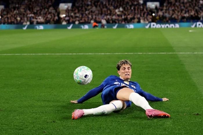 Sir Jim Ratcliffe và nụ cười sau thương vụ bán Alejandro Garnacho sang Chelsea giá 40 triệu bảng