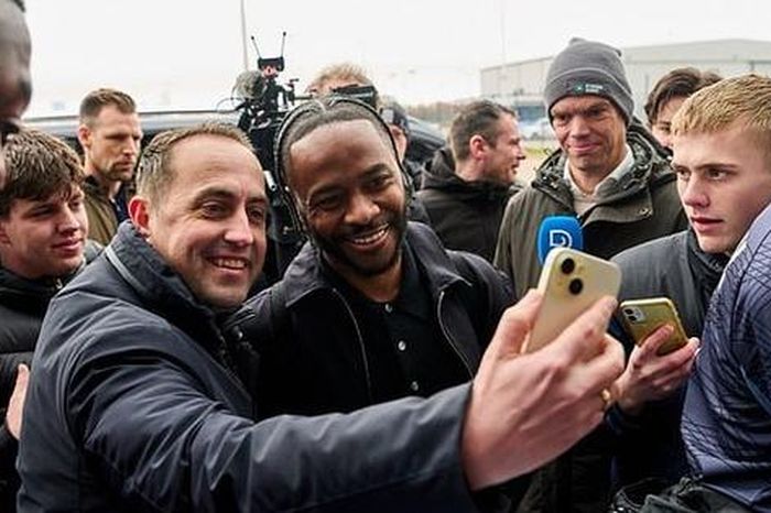 Sterling được chào đón như 'hoàng tử' tại Hà Lan