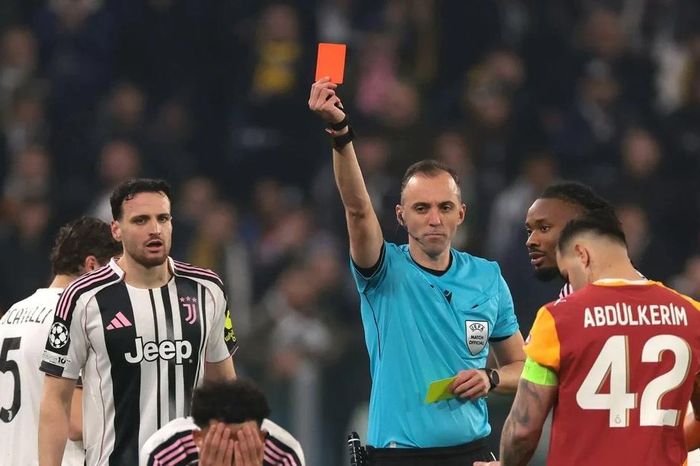 Tấm thẻ đỏ hiếm thấy khiến Juventus bị loại điên rồ ở Champions League