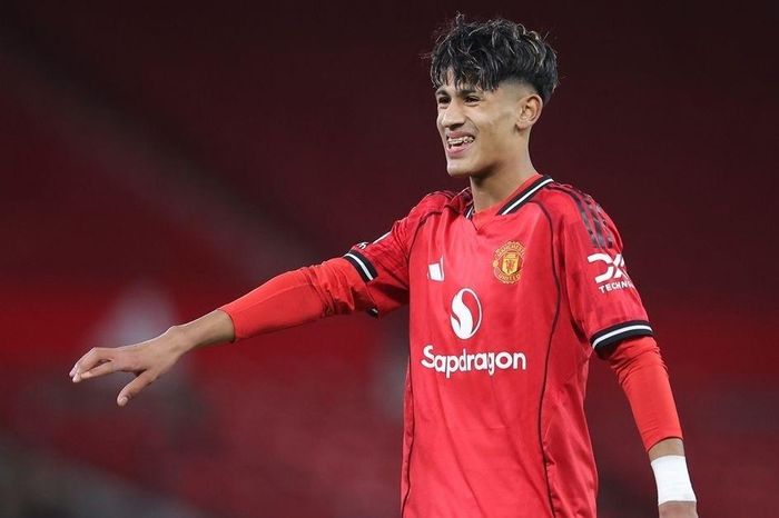 Thần đồng 15 tuổi của MU bị cấm ra mắt ở Premier League