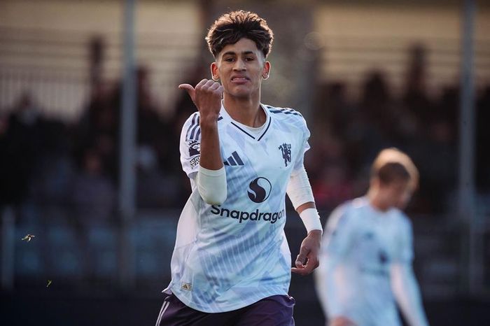 Thần đồng 15 tuổi tỏa sáng giúp MU đánh bại kình địch Man City