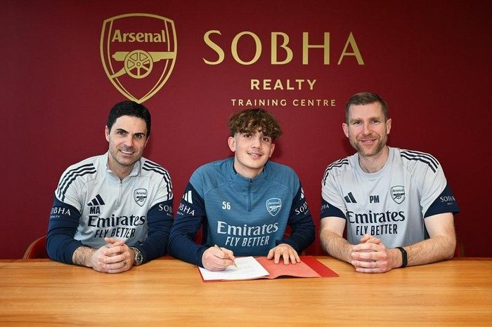 Thần đồng Arsenal đổi đời