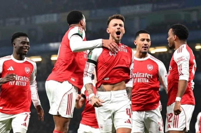 Thắng Chelsea sân khách, Arsenal đặt một chân vào chung kết