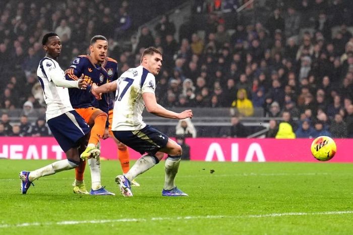 Thất bại trước Newcastle, Tottenham tiến gần nhóm xuống hạng