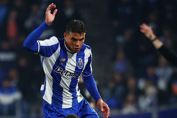 Thiago Silva lại gây kinh ngạc