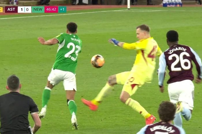 Thủ môn Aston Villa nhận thẻ đỏ 'điên rồ'