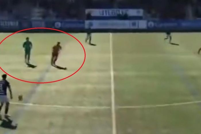 Thủ môn bỏ khung thành, lao lên đá ở giữa sân