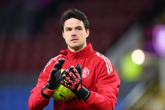 Thủ môn MU gây tranh cãi