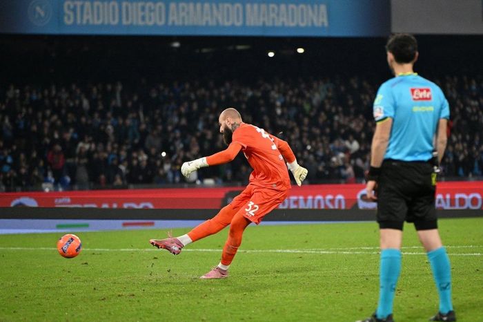 Thủ môn Napoli sút phạt đền gây sốt