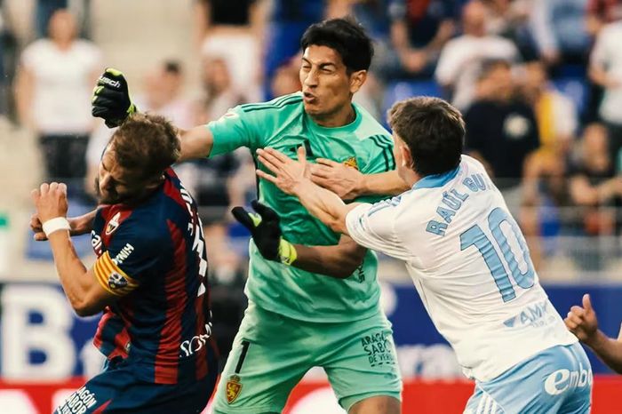 Thủ môn Zaragoza nhận án phạt nặng lịch sử vì đấm đối thủ