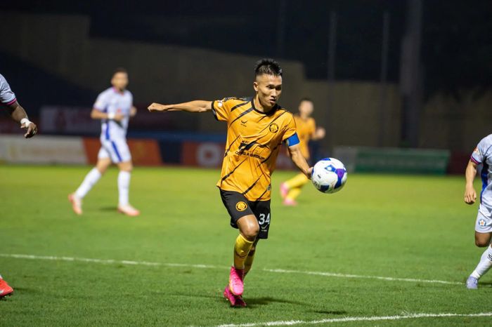 Thủ quân Doãn Ngọc Tân thay mặt đội Thanh Hóa cảm ơn người hâm mộ; Onana bị CĐV Thổ Nhĩ Kỳ tẩy chay