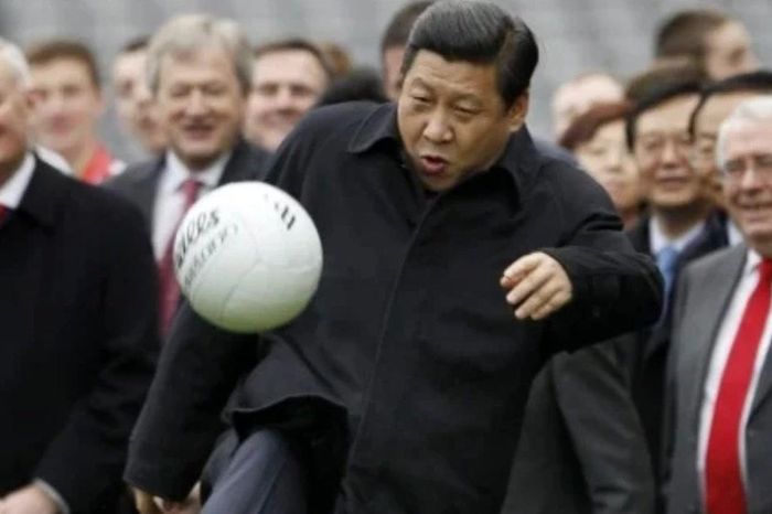 Thủ tướng Anh Keir Starmer tặng Chủ tịch Trung Quốc Tập Cận Bình quả bóng đặc biệt