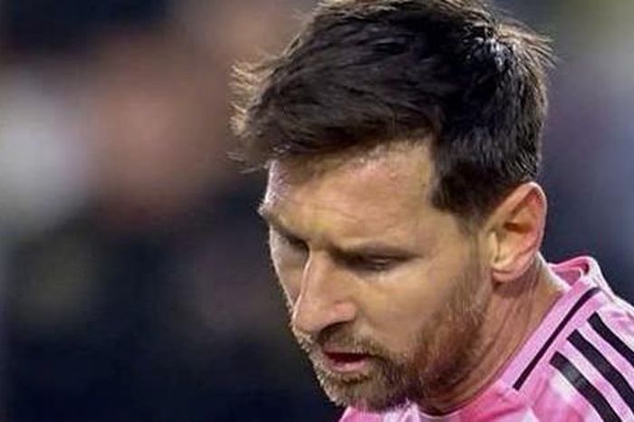 Thua Son Heung Min, Messi nổi nóng và Suarez phải can ngăn