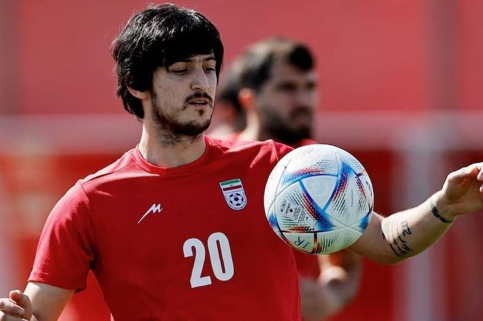 Tiền đạo Iran bị gạch tên vì chụp ảnh với lãnh đạo UAE