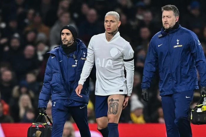 Tottenham rơi vào cảnh 'đã nghèo còn gặp cái eo'