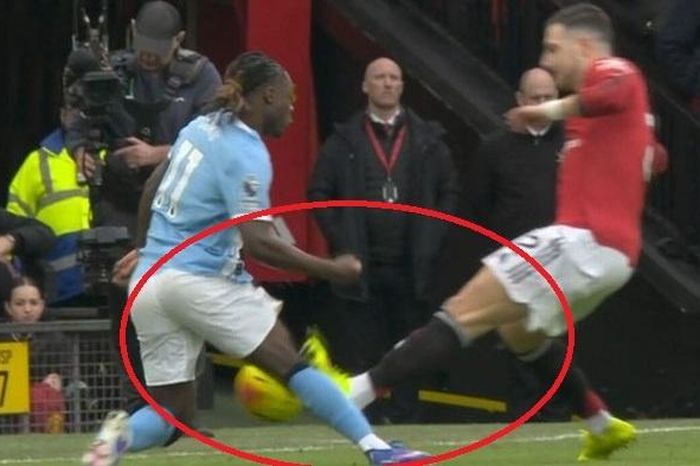 Tranh cãi ở derby Manchester