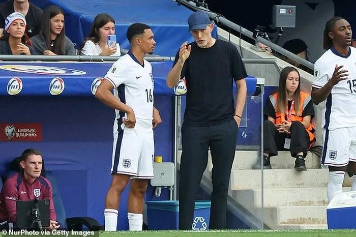 Trent Alexander-Arnold nhận 'cú đúp' tin xấu